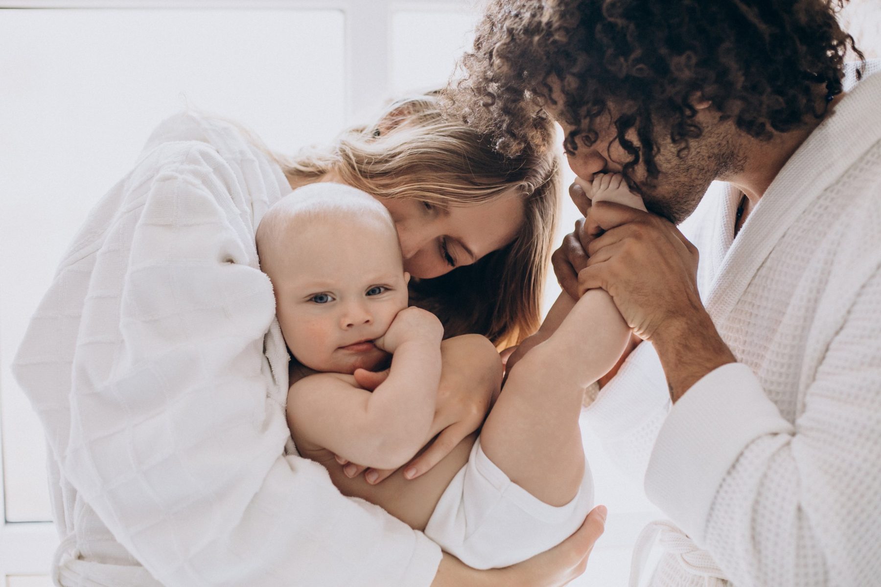 Inicio 1 Mamá y papá abrazando a su bebé